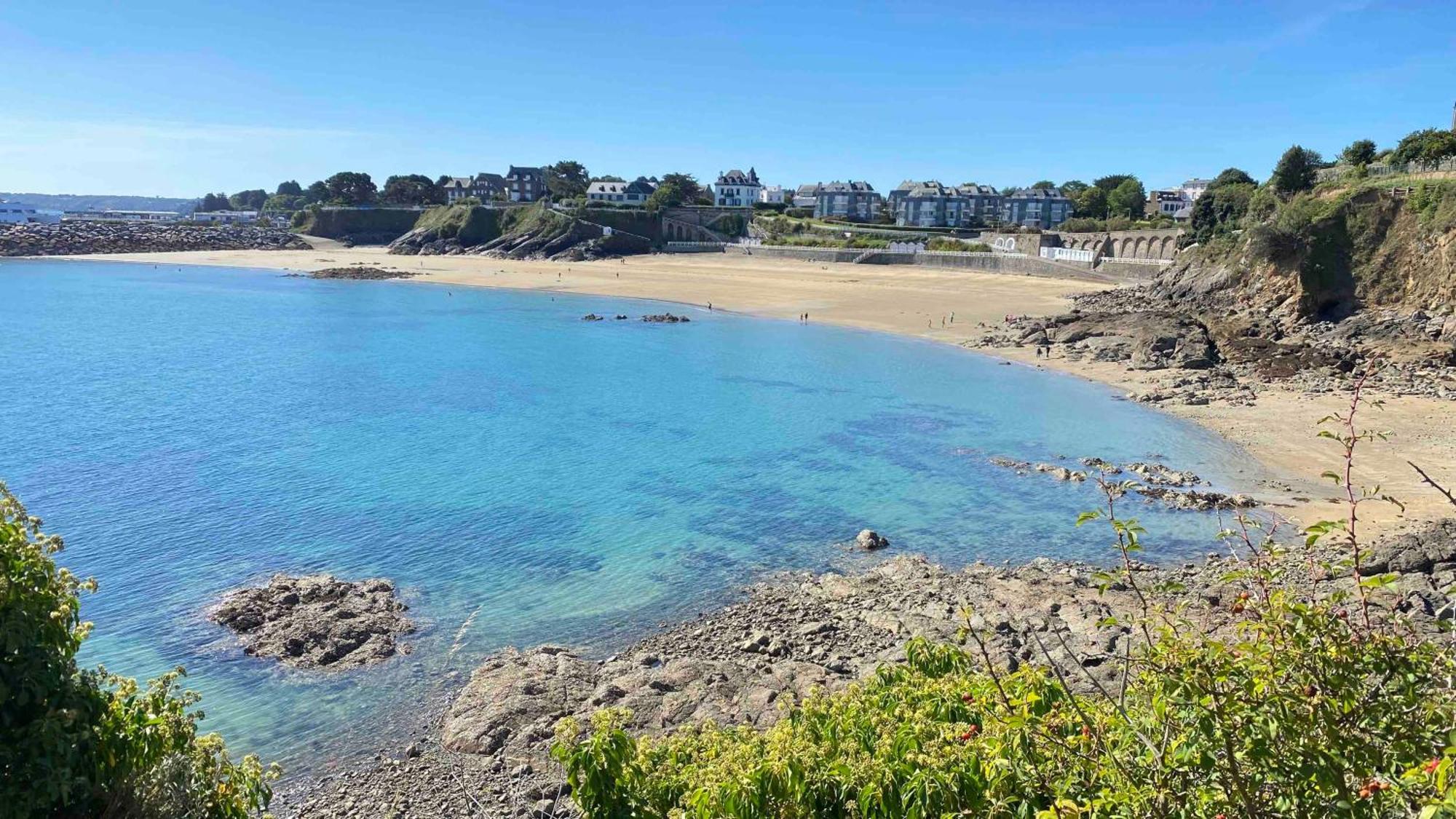 Apartment Des 3 Iles, En Plein Centre-ville, A 5 Min Des Plages, 3 Neufs Etables-sur-Mer